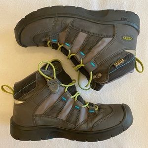 Youth Keen waterproof boots for hiking and snow. Size 2. Excellent condition.